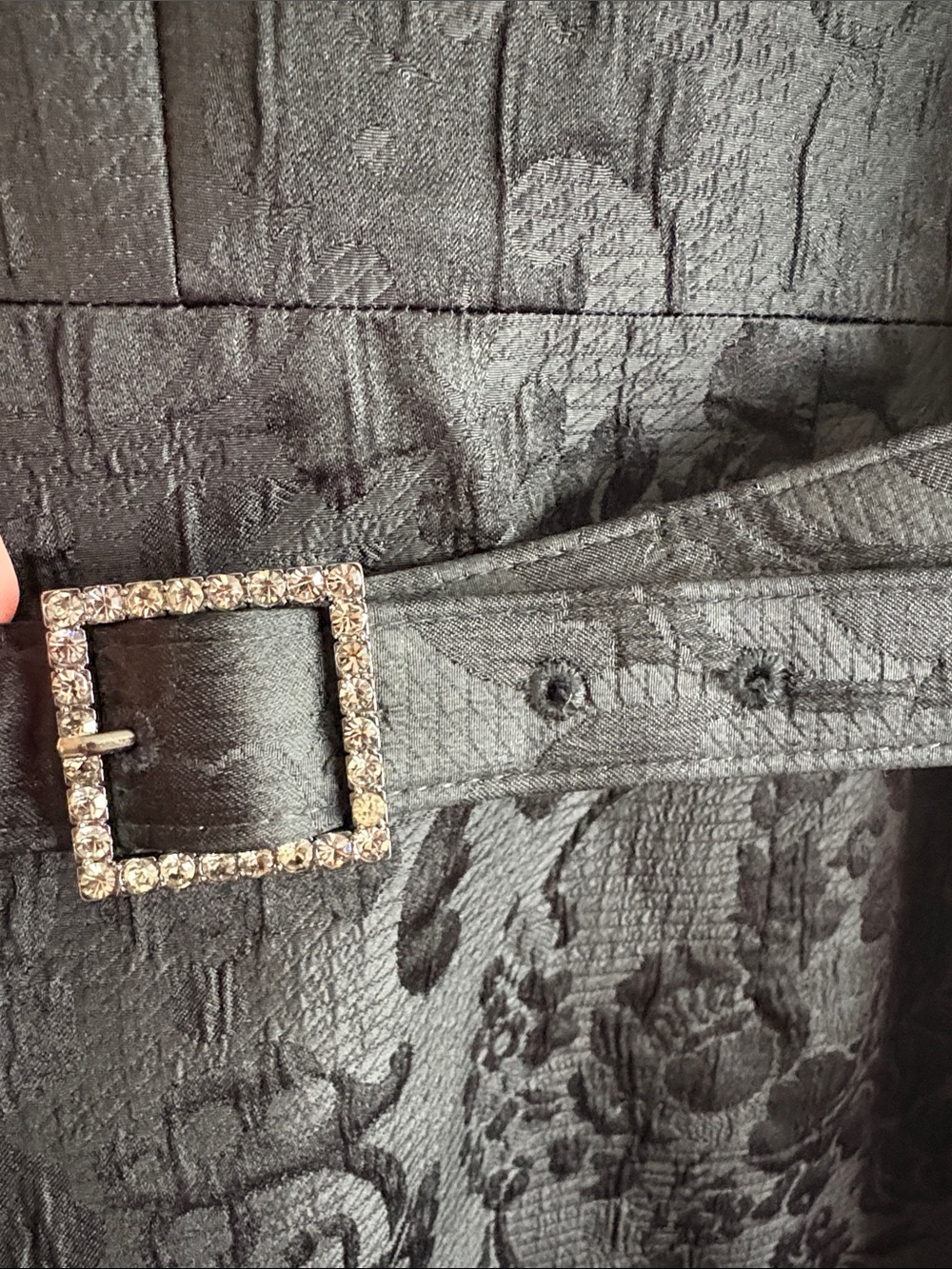 Elegant Black Sleeveless Jacquard Dress with Bow Detail - Picture 3 of 6